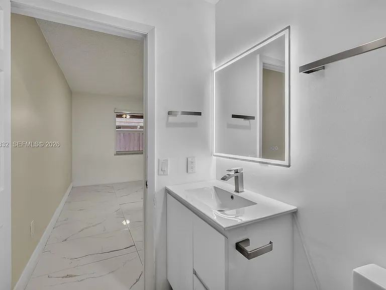 2141 W 53rd St — Photo 22