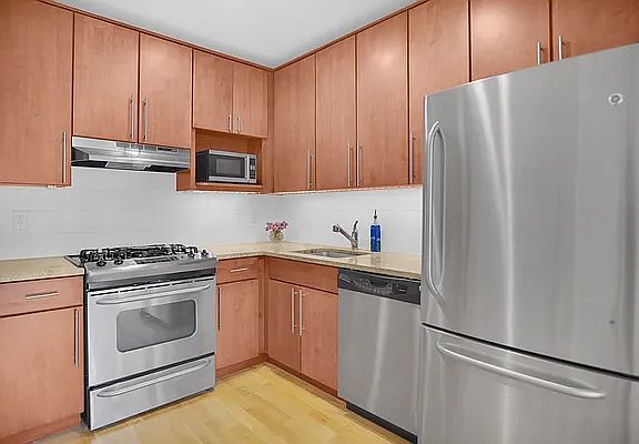 4th image of 416 E 117th St APT 3C