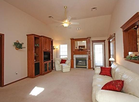 4th image of 633 W Dowden Dr
