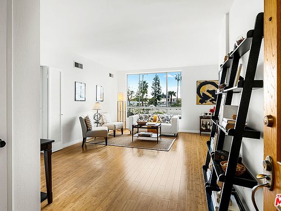 5th image of 622 S Barrington Ave APT 204