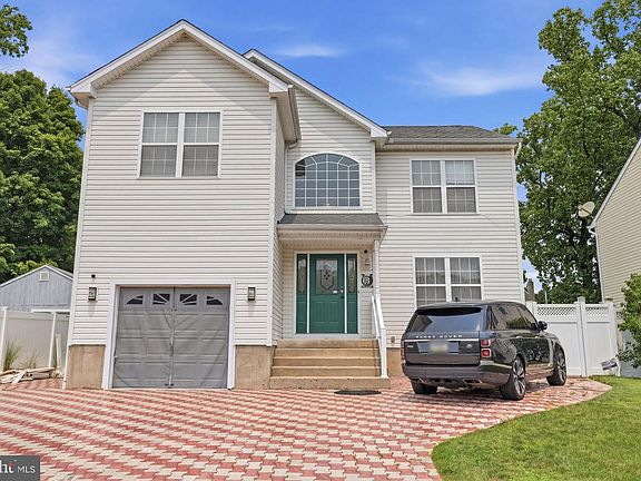 3rd image of 2347 Maple Ave