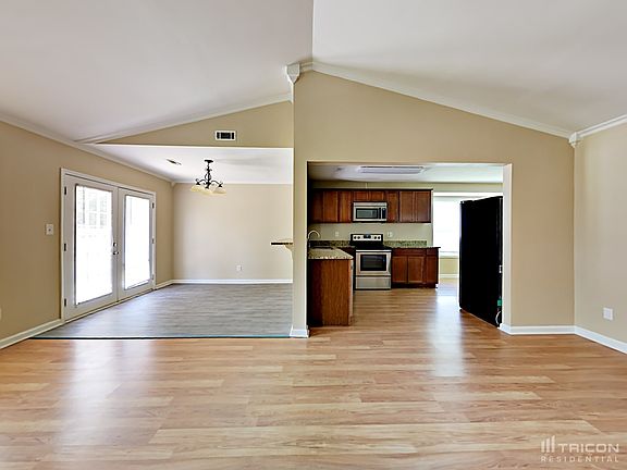 3rd image of 125 Birch Creek Cir
