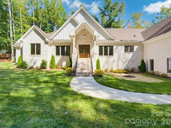 2507 Forest Lawn Dr, Matthews, NC 28104