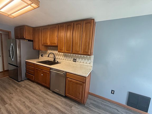 2nd image of 215 Fernwood Rd