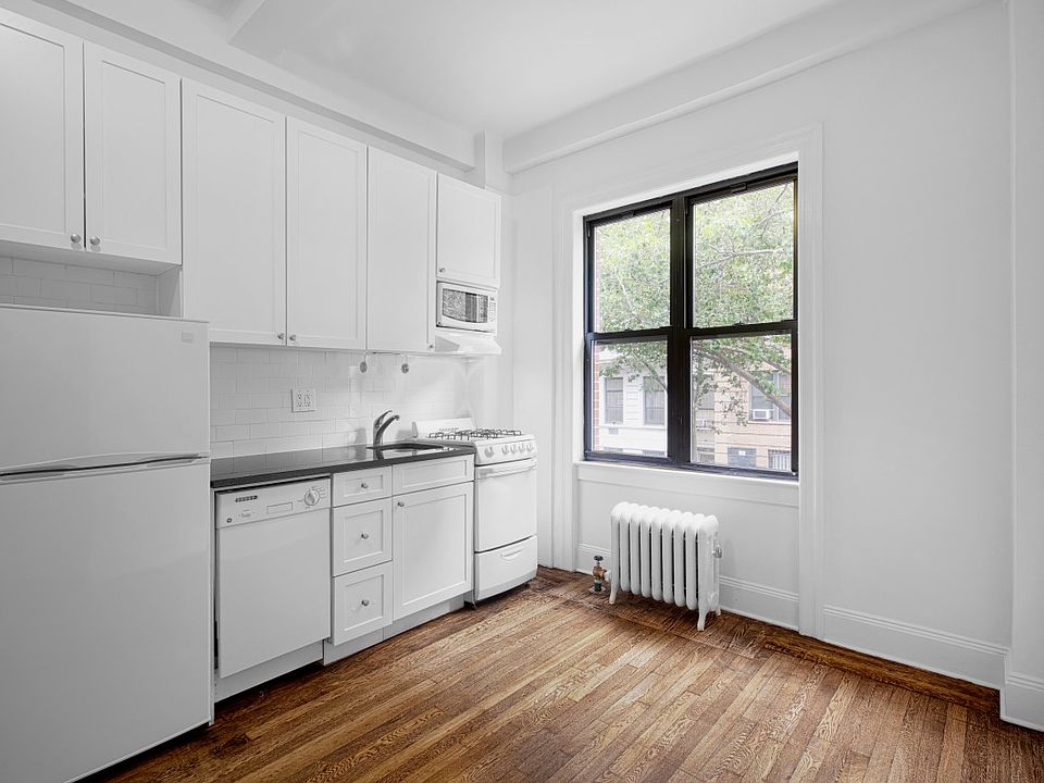1st image of 19 W 69th St APT 401