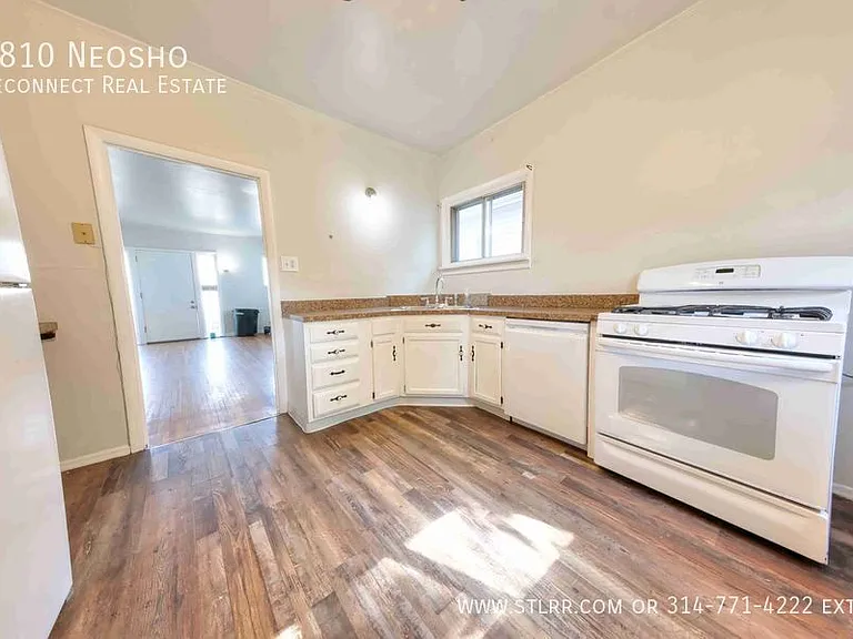 3810 Neosho St — Photo 2