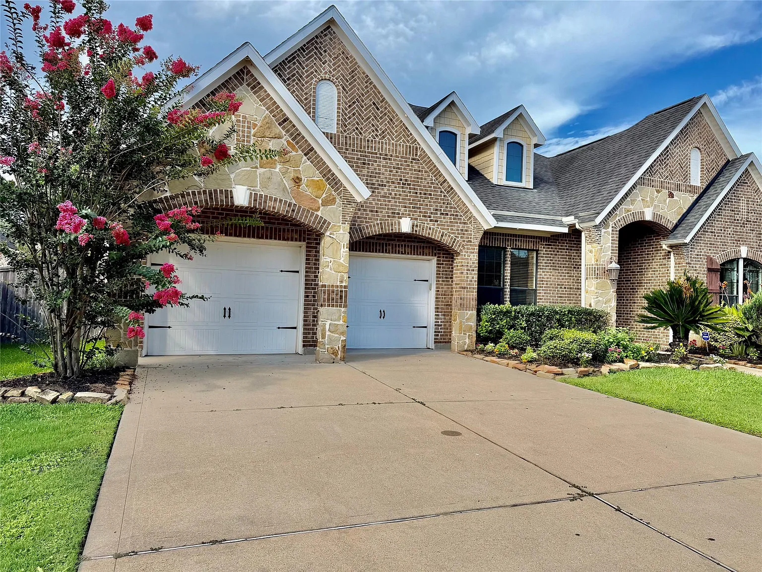 5 bed, 4.5 bath, 4092 sqft, $3,750 — Photo 2