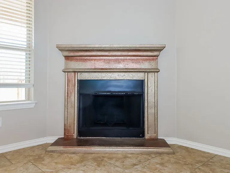 1913 Chimney Dr — Photo 3