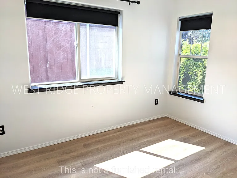 6824 N Astor St — Photo 14