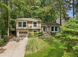 9705 N Pond Cir, Roswell, GA 30076