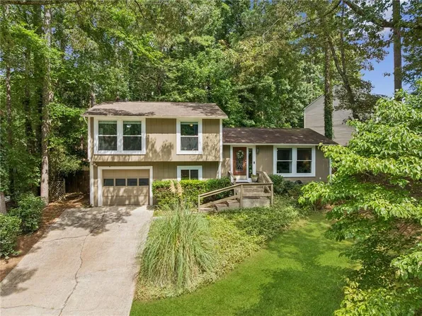 9705 N Pond Cir, Roswell, GA 30076