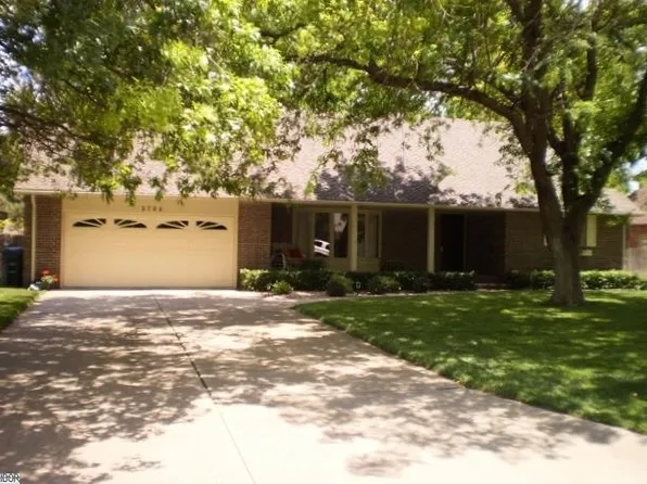 2704 Pama Lou Ave, Hutchinson, KS 67502