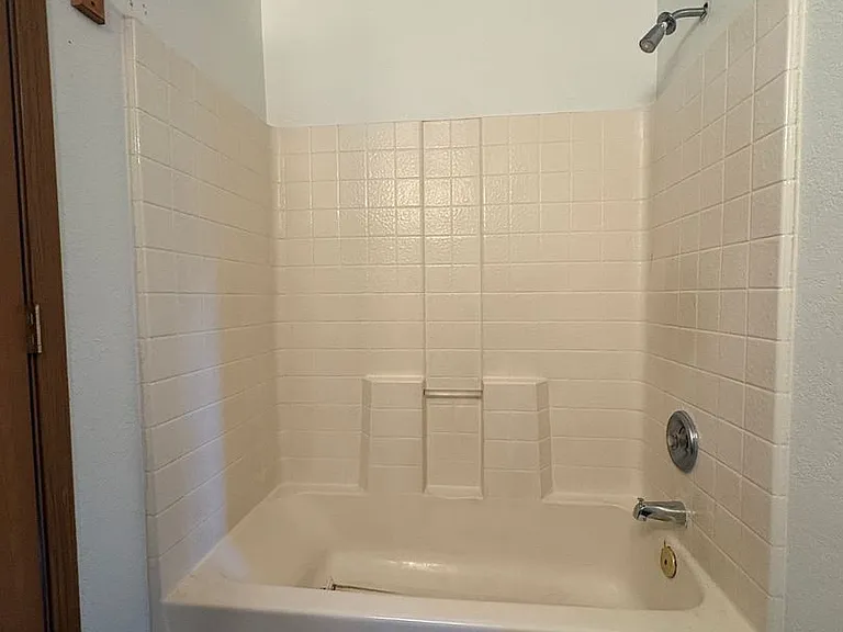 2 Bedroom 1.5 Bathroom Duplex in Southwest Eugene — Photo 15
