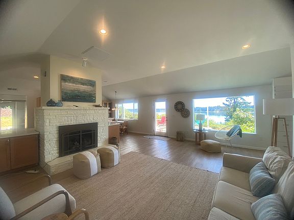 2nd image of 124 SE Andrews Circle Dr