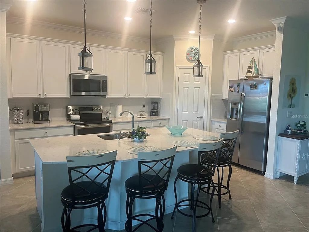 3 bed, 2.0 bath, 1998 sqft, $3,000 — Photo 3