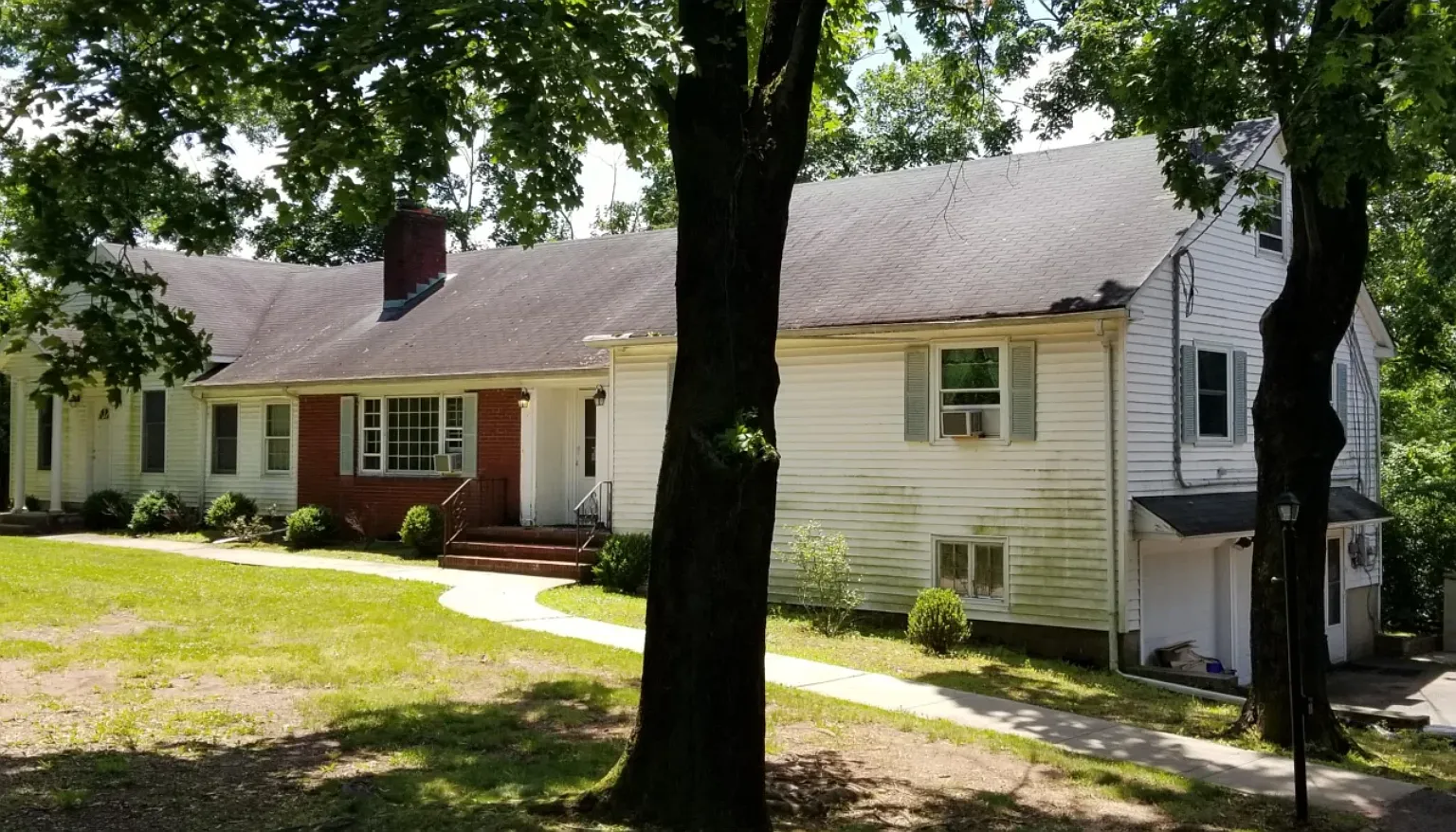 4 bed, 2.5 bath, 3260 sqft, $900 — Photo 2