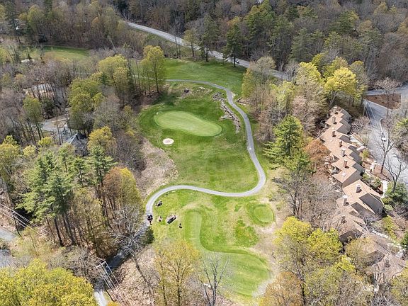 4th image of 16 Niblick Lane #16