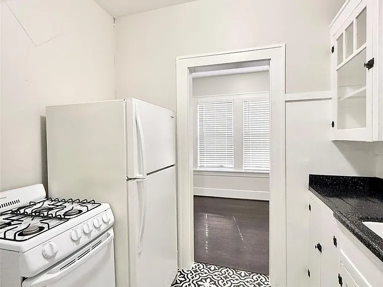 1126 Berthea St #11 — Photo 9