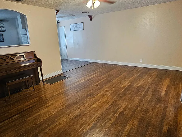 1219 Harris St — Photo 1