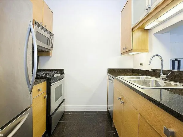 120 Riverside Boulevard image 4 of 5