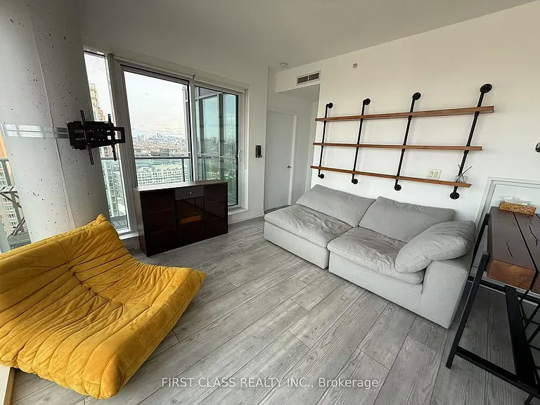 150 E Liberty St #2111 — Photo 4