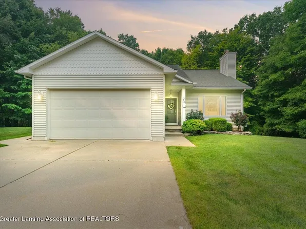 10222 Red Bud Dr, Haslett, MI 48840