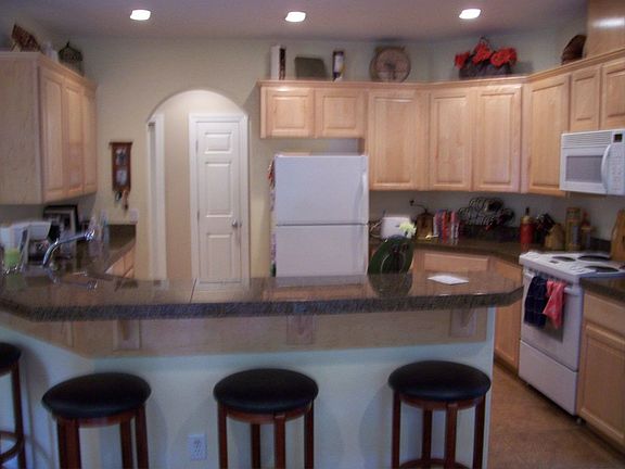 Kitchen w/ Granite Tile/Maple Cabinets
