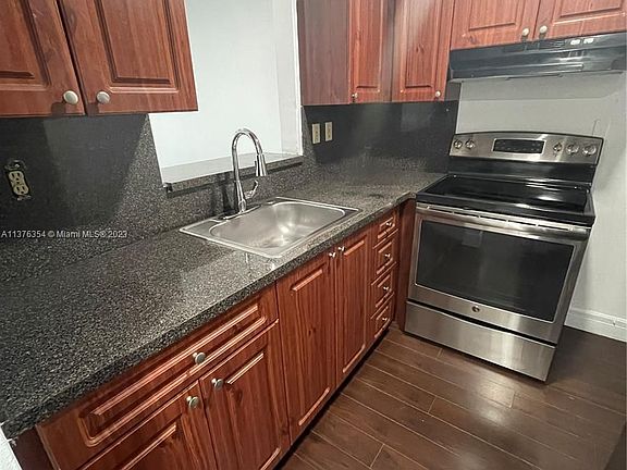 3rd image of 300 NE 125th St APT 404