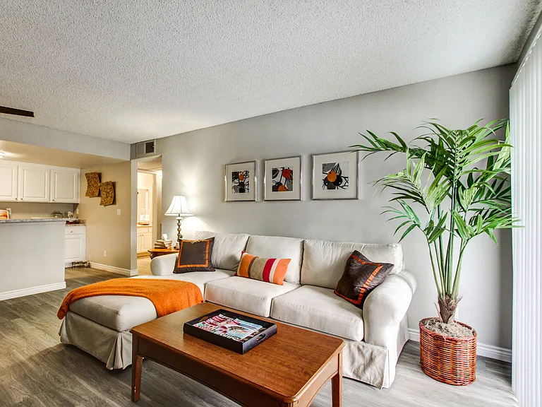 Grand Apartments on Lindley — Photo 7