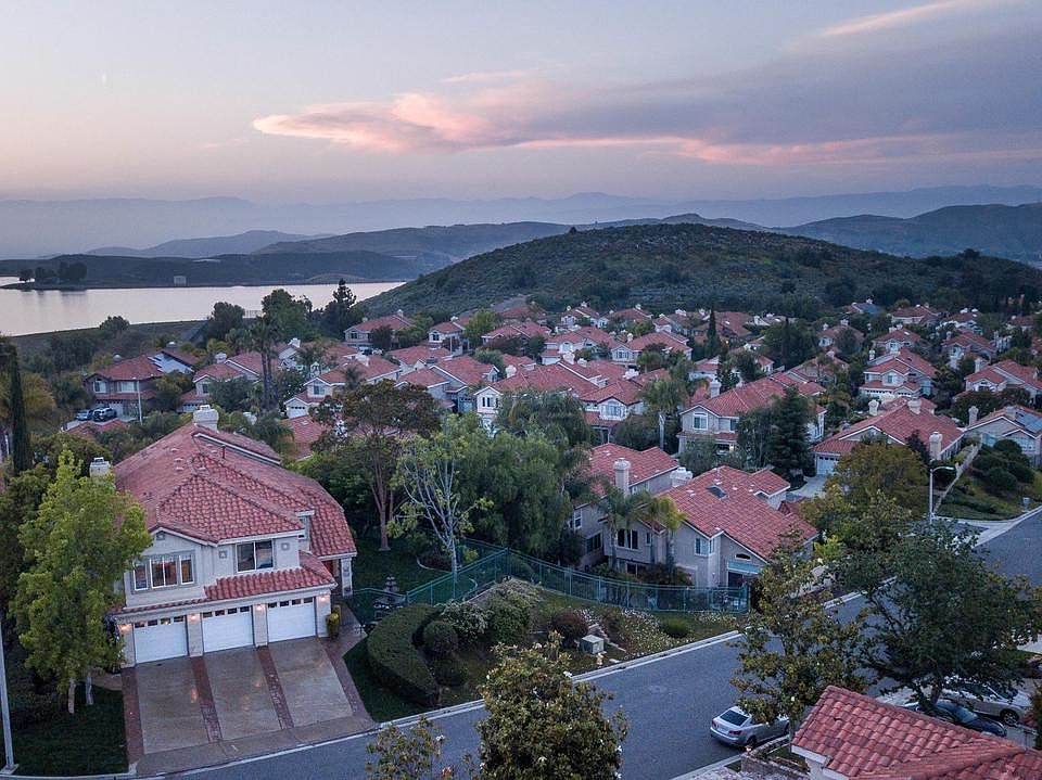 1st image of 377 Cliffhollow Ct