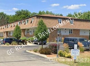 316 Warwick Ave #1B, Westmont, IL 60559