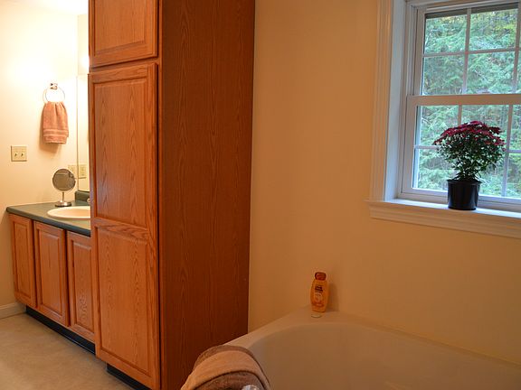 2nd Bathrm w/Jetted Tub