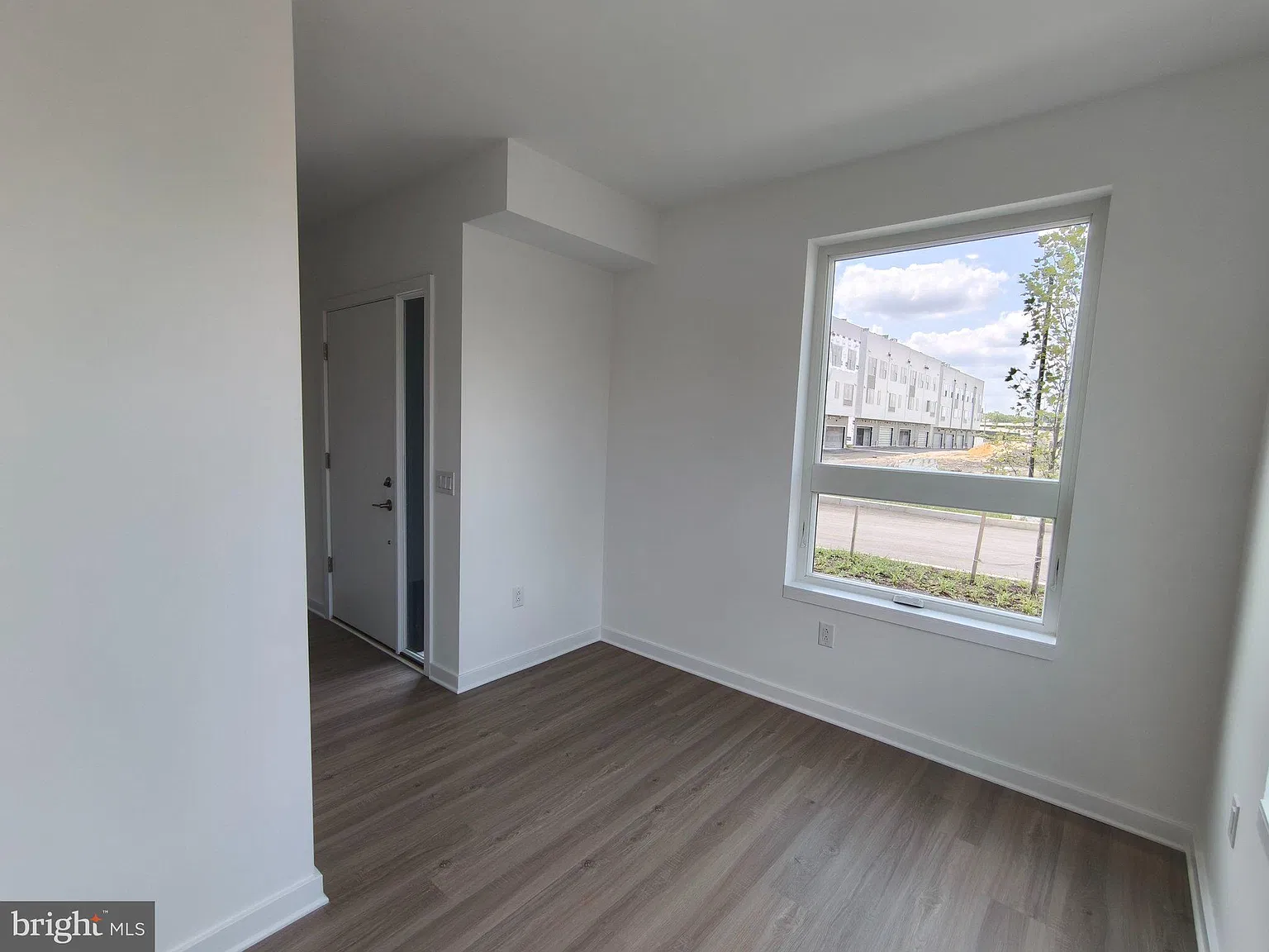 3 bed, 3.5 bath, 2100 sqft, $3,400 — Photo 4