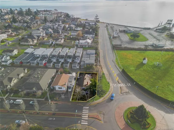 9601 5th St, Sidney, BC V8L 2W7
