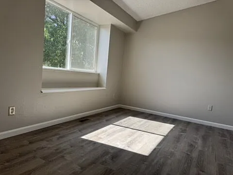 3 bed, 1.0 bath, 1448 sqft, $2,095 — Photo 3