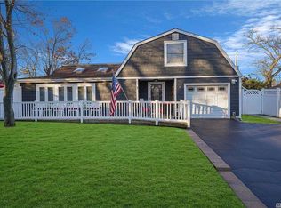 11 Horseshoe Dr, Holbrook, NY 11741