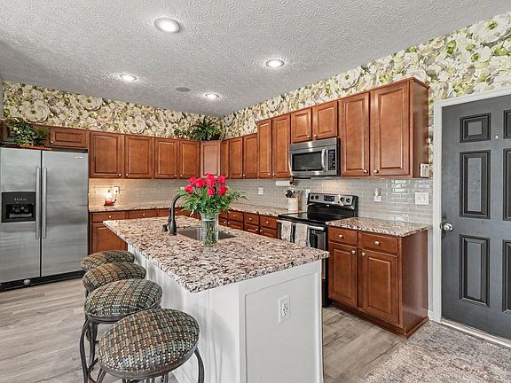 5th image of 814 Foinavon Ln