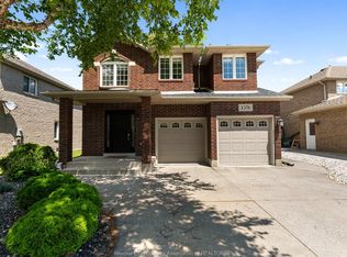 1376 Lakeview Ave, Windsor, ON N8P 1P1