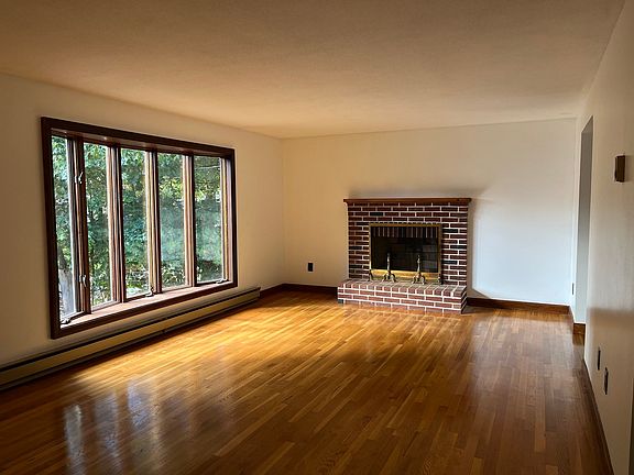 4th image of 10 Douglas Dr