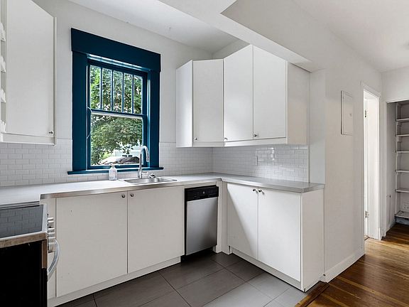 4th image of 1924 Kitchener St