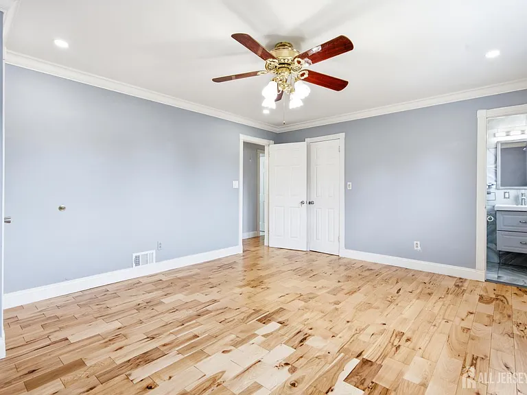 264 E George Pl — Photo 11