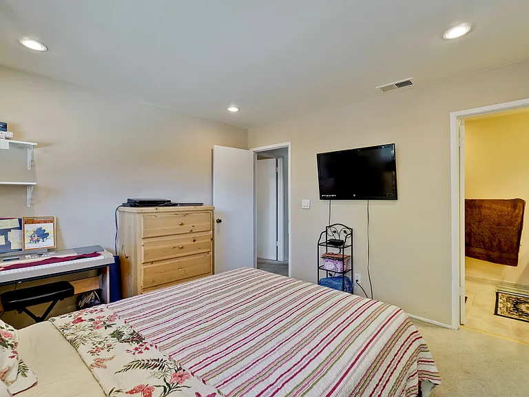 22671 Queens Oak Ct — Photo 12