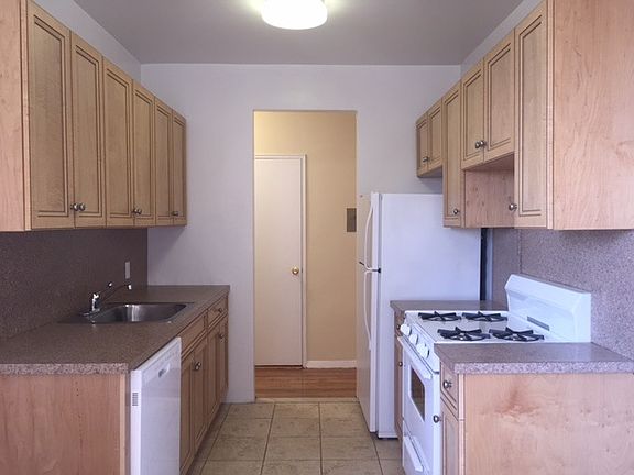 4th image of 611 W 239th St