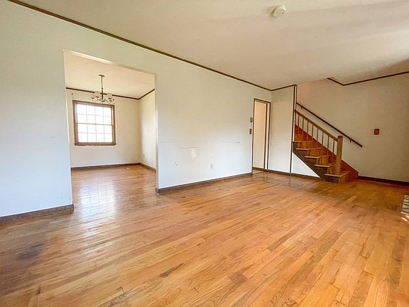 3rd image of 112 E Booth Blvd