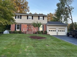 8 Cedar Ln, Roseland Boro, NJ 07068