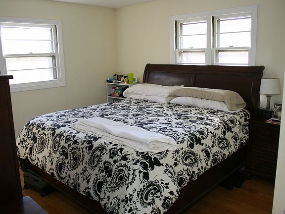 Mastebedroom with spacious masterbath