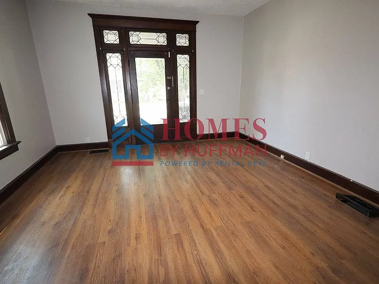 610 E Gum St — Photo 4