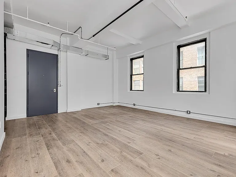 255 W 36th St #1001 — Photo 4