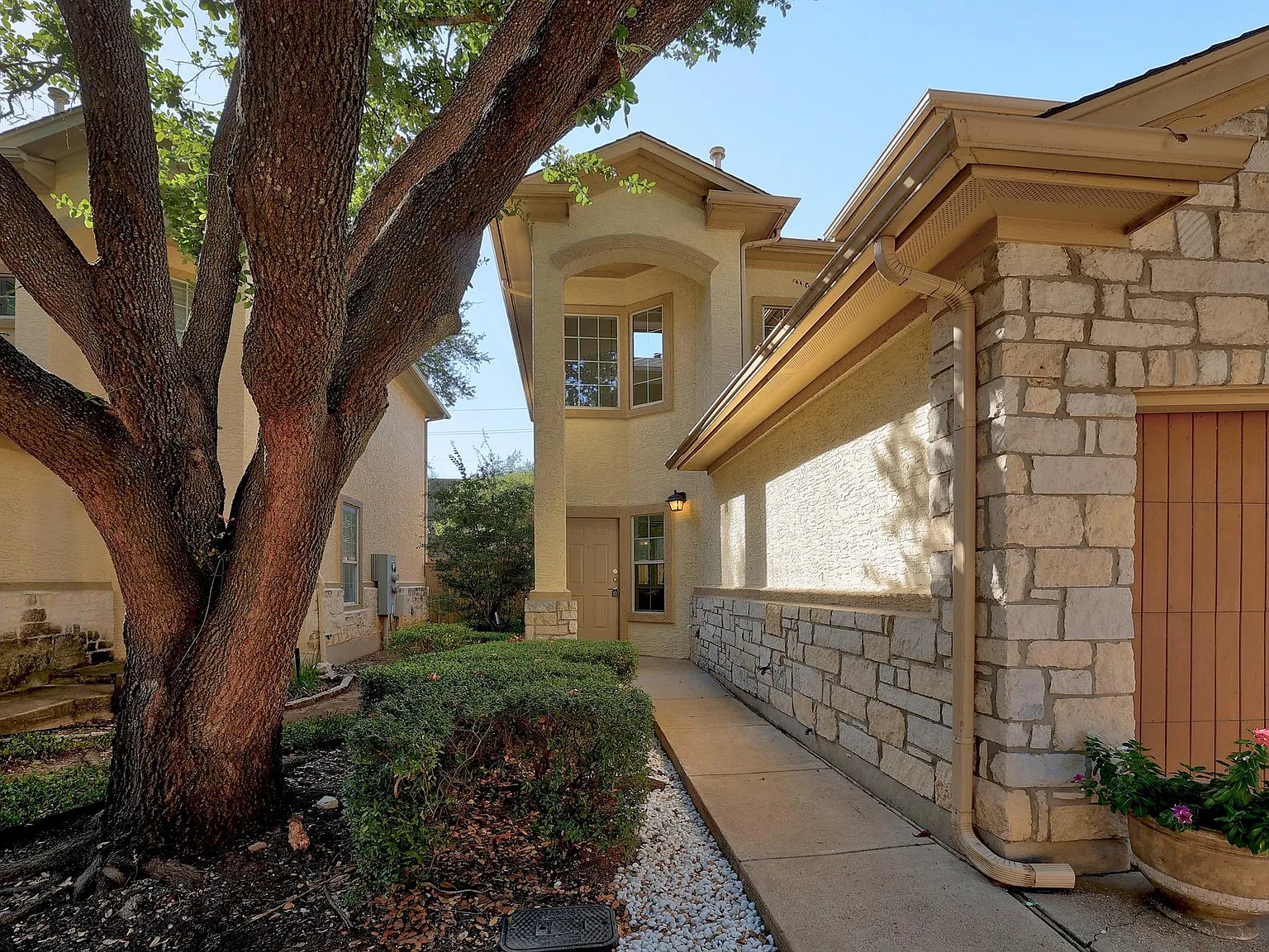 2 bed, 2.5 bath, 1592 sqft, $2,100 — Photo 3