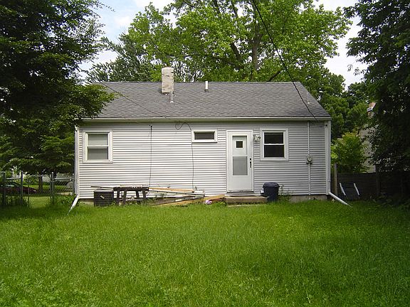 Rear : large fenced back yard
